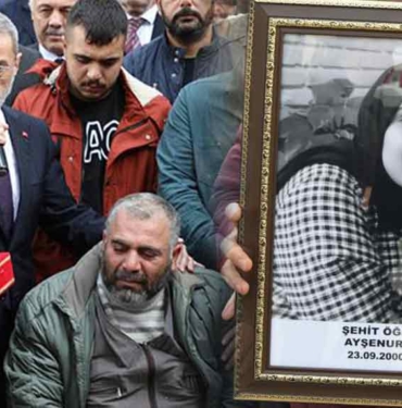 Bakan Yardımcısı Karkamış'ta yaşamını yitiren Ayşenur öğretmenin cenazesinde: Öğretmenlik yapıp ölse sadece öğrencileri bilecekti 10 Bakan-Yardımcısı-Karkamış'ta-yaşamını-yitiren-Ayşenur-öğretmenin-cenazesinde--Öğretmenlik-yapıp-ölse-sadece-öğrencileri-bilecekti