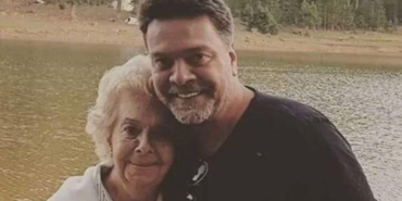 Beyin kanaması geçirdiği iddia edilmişti- Beyazıt Öztürk'ten annesinin sağlık durumuyla ilgili açıklama