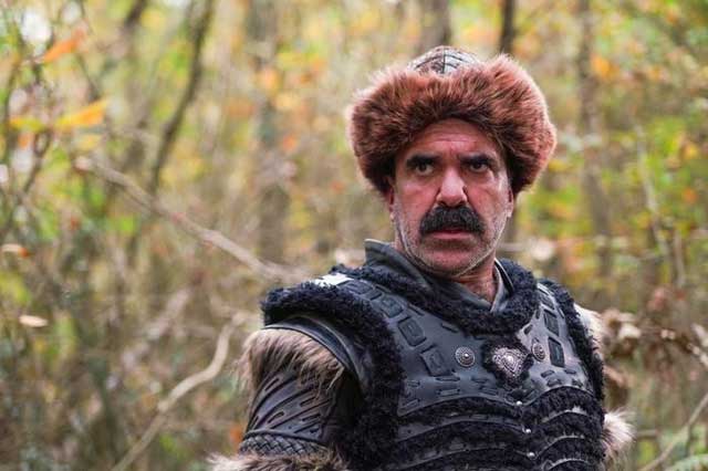 Çaycı Hüseyin olarak adını duyuran oyuncu Alpaslan Özmol, Kuruluş Osman dizisiyle ekrana dönüyor