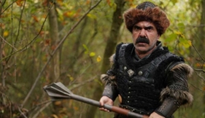 Çaycı Hüseyin olarak adını duyuran oyuncu Alpaslan Özmol, Kuruluş Osman dizisiyle ekrana dönüyor