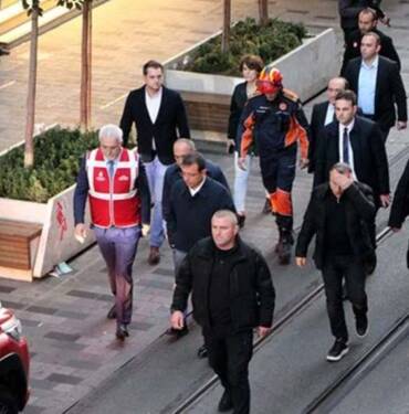 Ekrem İmamoğlu patlamanın meydana geldiği İstiklal Caddesi'nde: 'Farklı ihtimaller üzerinde çalışmalar sürüyor' 5 Ekrem-İmamoğlu-patlamanın-meydana-geldiği-İstiklal-Caddesi'nde--'Farklı-ihtimaller-üzerinde-çalışmalar-sürüyor'