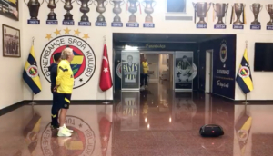 Fenerbahçe teknik direktörü Jorge Jesus'tan Atatürk'e saygı duruşu