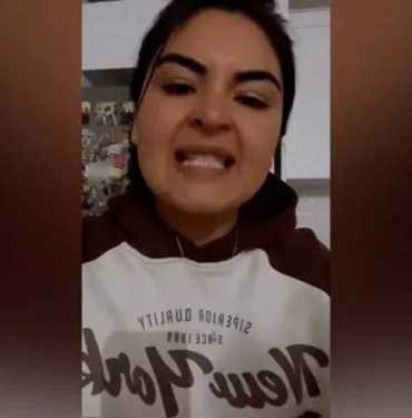 Gelin adayı Hanife Gürdal'ı sinirden deliye döndüren mesaj! "Kimse kocama bakamaz" diyerek isyan etti 10 Gelin adayı Hanife Gürdal'ı sinirden deliye döndüren mesaj! Kimse kocama bakamaz diyerek isyan etti