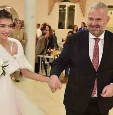 Gelinlik giyme hayali kuran otizmli genç kız için temsili düğün yapıldı 9 Gelinlik-giyme-hayali-kuran-otizmli-genç-kız-için-temsili-düğün-yapıldı