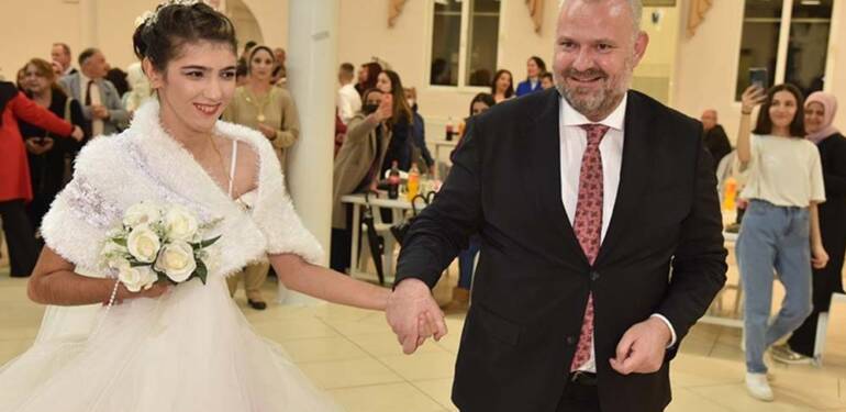 Gelinlik giyme hayali kuran otizmli genç kız için temsili düğün yapıldı