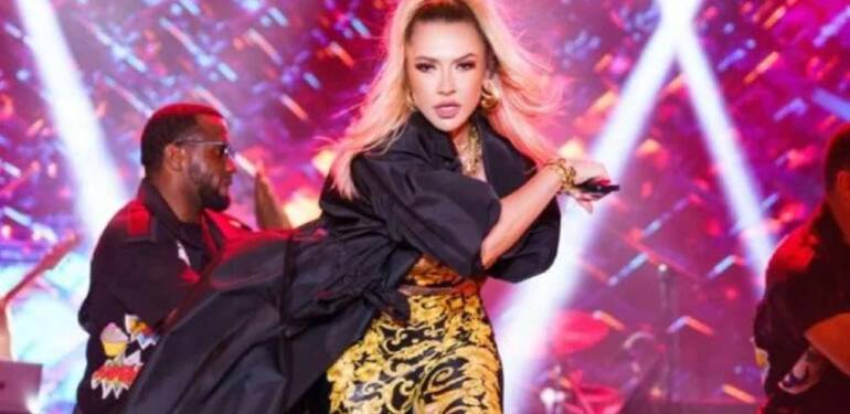 Hadise’den 29 Ekim konserine özel tarz! Atatürk’ün en sevdiği kıyafetlerini tasarlattı