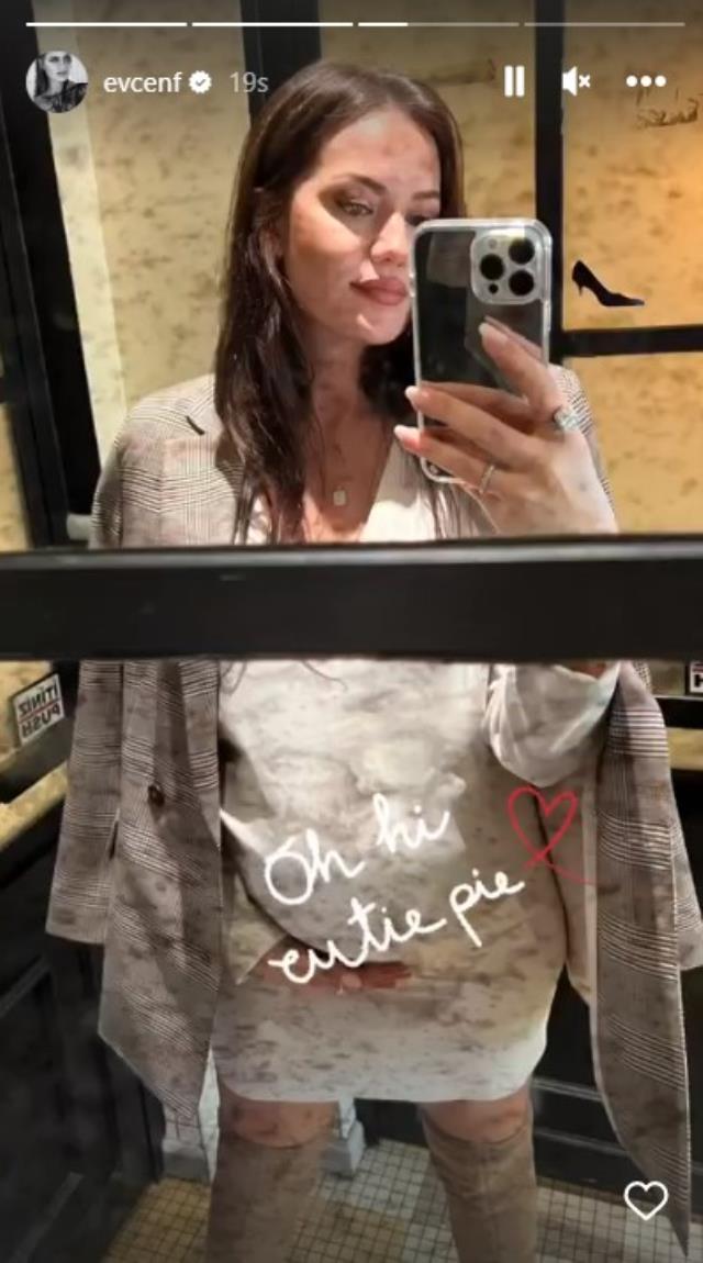İkinci bebeğini bekleyen Fahriye Evcen’den hamilelik pozu