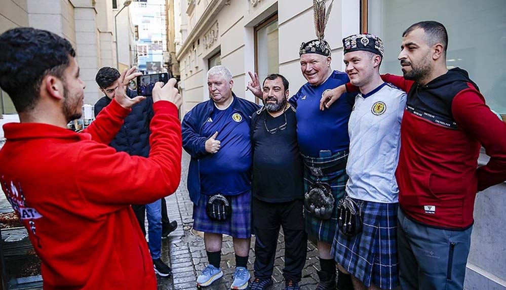 İskoç taraftarlar milli maç öncesi renkli kıyafetleriyle Diyarbakır'ın tarihi mekanlarını gezdi