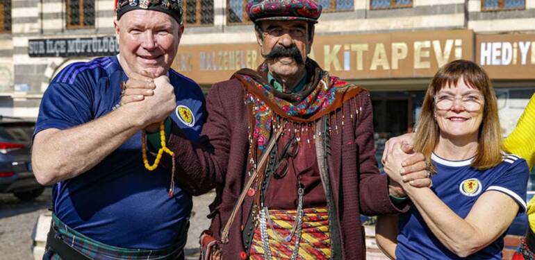 İskoç taraftarlar milli maç öncesi renkli kıyafetleriyle Diyarbakır'ın tarihi mekanlarını gezdi 1 İskoç-taraftarlar-milli-maç-öncesi-renkli-kıyafetleriyle-Diyarbakır'ın-tarihi-mekanlarını-gezdi