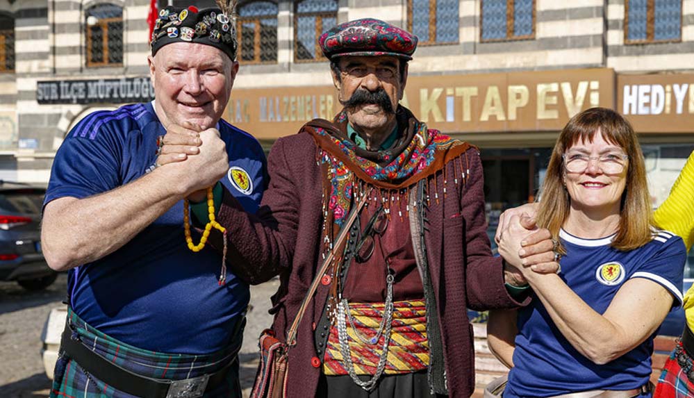 İskoç taraftarlar milli maç öncesi renkli kıyafetleriyle Diyarbakır'ın tarihi mekanlarını gezdi
