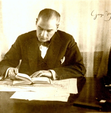 Yaklaşık 4 bin kitap okudu: İşte Atatürk'ün ilham aldığı ve en sevdiği kitaplar 5 İşte Atatürk'ün ilham aldığı ve en sevdiği kitaplar