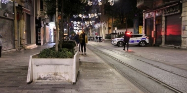 İstiklal Caddesi'nde önlem- Beton saksılara bağlı banklar söküldü
