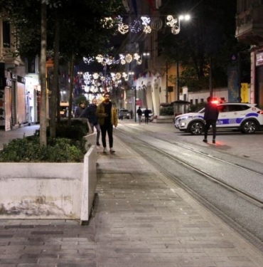 İstiklal Caddesi'nde önlem: Beton saksılara bağlı banklar söküldü 9 İstiklal Caddesi'nde önlem- Beton saksılara bağlı banklar söküldü