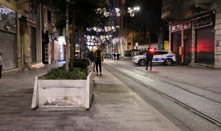 İstiklal Caddesi'nde önlem: Beton saksılara bağlı banklar söküldü