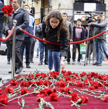 İstiklal Caddesi’nde patlamanın yaşandığı yere karanfil bırakıldı 4 İstiklal Caddesi’nde patlamanın yaşandığı yere karanfil bırakıldı.