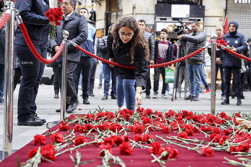 İstiklal Caddesi’nde patlamanın yaşandığı yere karanfil bırakıldı