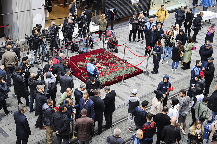 İstiklal Caddesi’nde patlamanın yaşandığı yere karanfil bırakıldı