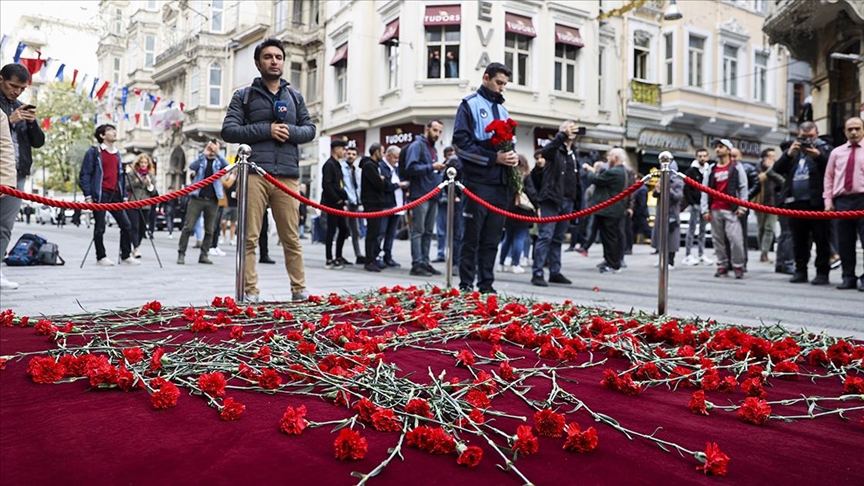 İstiklal Caddesi’nde patlamanın yaşandığı yere karanfil bırakıldı