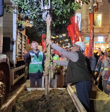 İstiklal Caddesi'ndeki ağaçlar kaldırılıyor 2 İstiklal Caddesi'ndeki ağaçlar sökülüyor