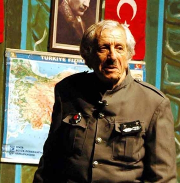 Komedi ve güldürünün ustası Nejat Uygur 9 yıl önce aramızdan ayrıldı 2 Komedi-ve-güldürünün-ustası-Nejat-Uygur-9-yıl-önce-aramızdan-ayrıldı