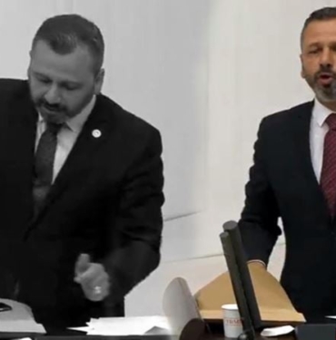 Meclis'te çekiçle telefonunu kıran CHP'li Burak Erbay'a 10 bin liralık fatura 5 Meclis'te çekiçle telefonunu kıran CHP'li Burak Erbay'a 10 bin liralık fatura