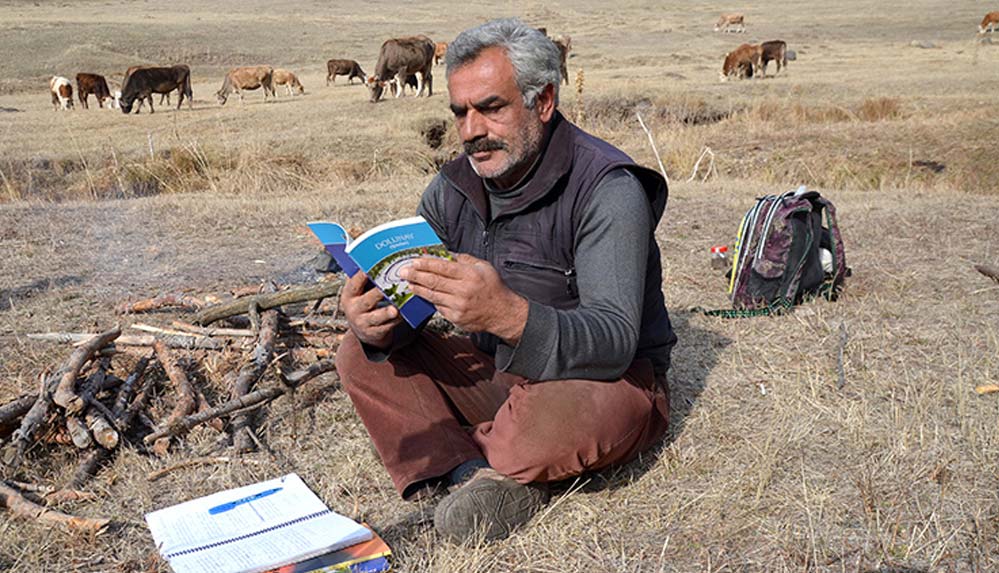 Memleketinin güzelliklerini dörtlüklerle anlatan Karslı çobanın "şiir" tutkusu