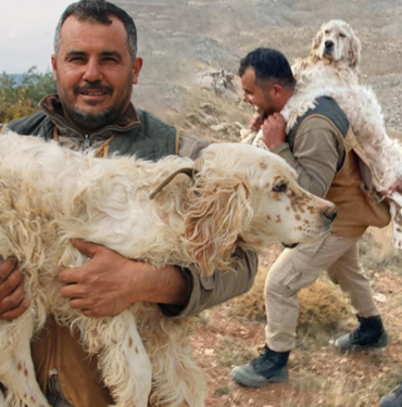Mersin’de avcı, yorulan köpeği sırtında taşıdı