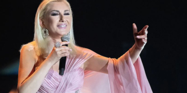 Muazzez Ersoy kıyafetlerini satışa çıkardı