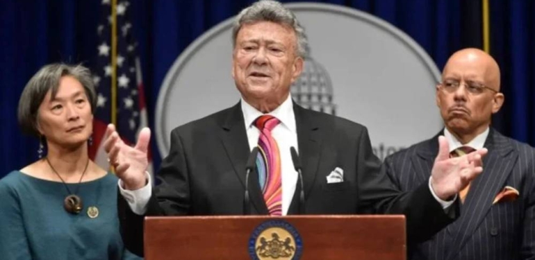 Ölü politikacı, mezardan katıldığı seçimleri büyük farkla kazandı