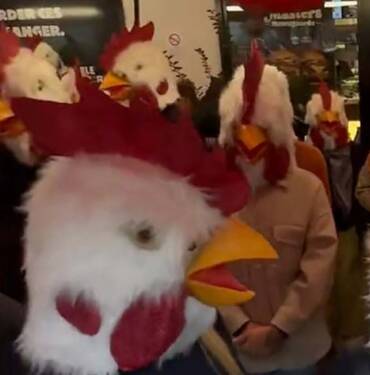 Paris'te aktivistler tavuk maskeleriyle fast food restoranını bastı 8 Paris'te-aktivistler-tavuk-maskeleriyle-fast-food-restoranını-bastı