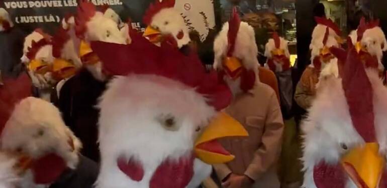 Paris’te aktivistler tavuk maskeleriyle fast food restoranını bastı