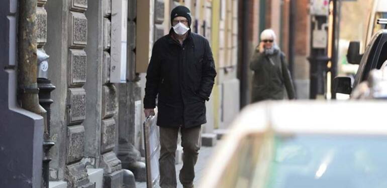 Polonya’da hastaneler ve eczanelerde maske zorunluluğu sürmeye devam ediyor