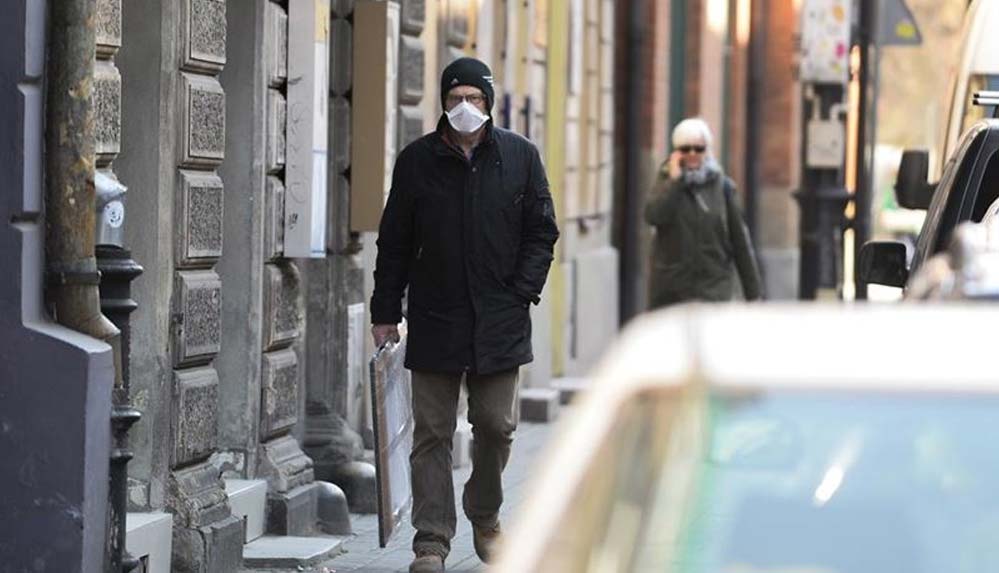 Polonya'da hastaneler ve eczanelerde maske zorunluluğu sürmeye devam ediyor