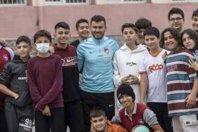Rekorlar-kıran-engelli-öğretmenin-başarı-hikayesi-öğrencilerine-ilham-veriyor