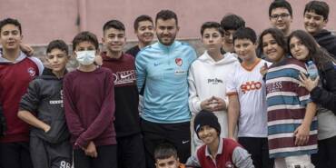 Rekorlar-kıran-engelli-öğretmenin-başarı-hikayesi-öğrencilerine-ilham-veriyor