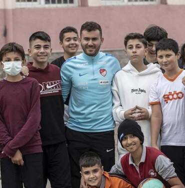 Rekorlar kıran engelli öğretmenin başarı hikayesi öğrencilerine ilham veriyor 10 Rekorlar-kıran-engelli-öğretmenin-başarı-hikayesi-öğrencilerine-ilham-veriyor