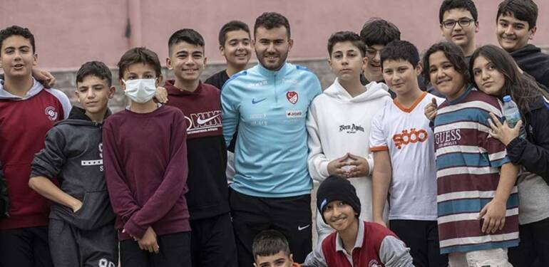 Rekorlar kıran engelli öğretmenin başarı hikayesi öğrencilerine ilham veriyor