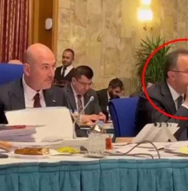 Süleyman Soylu tartışırken İsmail Çataklı’nın yemek yediği anlar sosyal medyada gündem oldu 5 Süleyman-Soylu-tartışırken-İsmail-Çataklı’nın-yemek-yediği-anlar-sosyal-medyada-gündem-oldu