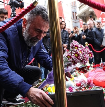 Taksim'deki saldırıda kızını ve eski eşini kaybeden ünlü oyuncu Nurettin Uçar’ın zor anları 4 Taksim'deki saldırıda kızını ve eski eşini kaybeden ünlü oyuncu Nurettin Uçar’ın zor anları