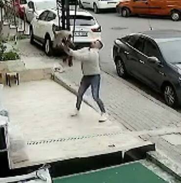 Üçüncü kattan düşen kediyi havada yakaladı 2 Üçüncü-kattan-düşen-kediyi-havada-yakaladı