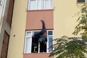 Unuttuğu-anahtarını-almak-için-bacağına-bağladığı-halatla-sarkan-72-yaşındaki-adam-binada-asılı-kaldı