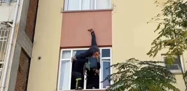 Unuttuğu anahtarını almak için bacağına bağladığı halatla sarkan 72 yaşındaki adam binada asılı kaldı 1 Unuttuğu-anahtarını-almak-için-bacağına-bağladığı-halatla-sarkan-72-yaşındaki-adam-binada-asılı-kaldı