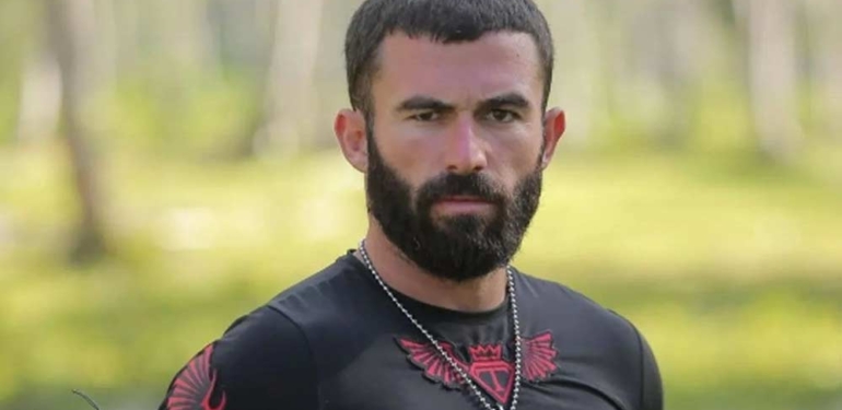 Survivor All Star'a katılacak olan Turabi'nin elindeki baston dikkat çekti! 1 Yarı-çıplak-kadınla-verdiği-pozu-silen-Turabi'nin-açıklaması-tepki-çekti--'Daha-+18-paylaşımlarla-geri-döneceğiz'