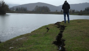 Yer resmen yarıldı! Düzce'de deprem nedeniyle meydana gelen toprak kırılmaları görüntülendi