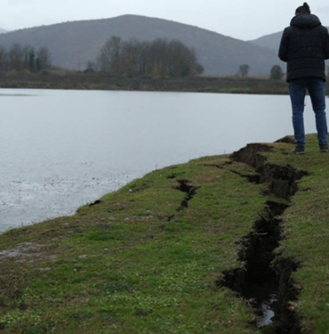 Yer resmen yarıldı! Düzce'de deprem nedeniyle meydana gelen toprak kırılmaları görüntülendi 7 Yer-resmen-yarıldı!-Düzce'de-deprem-nedeniyle-meydana-gelen-toprak-kırılmaları-görüntülendi