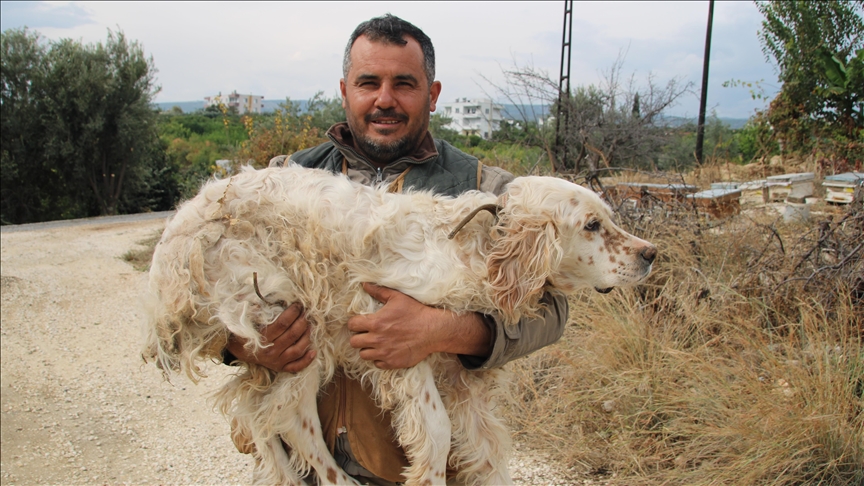 Mersin’de avcı, yorulan köpeği 5 kilometre sırtında taşıdı