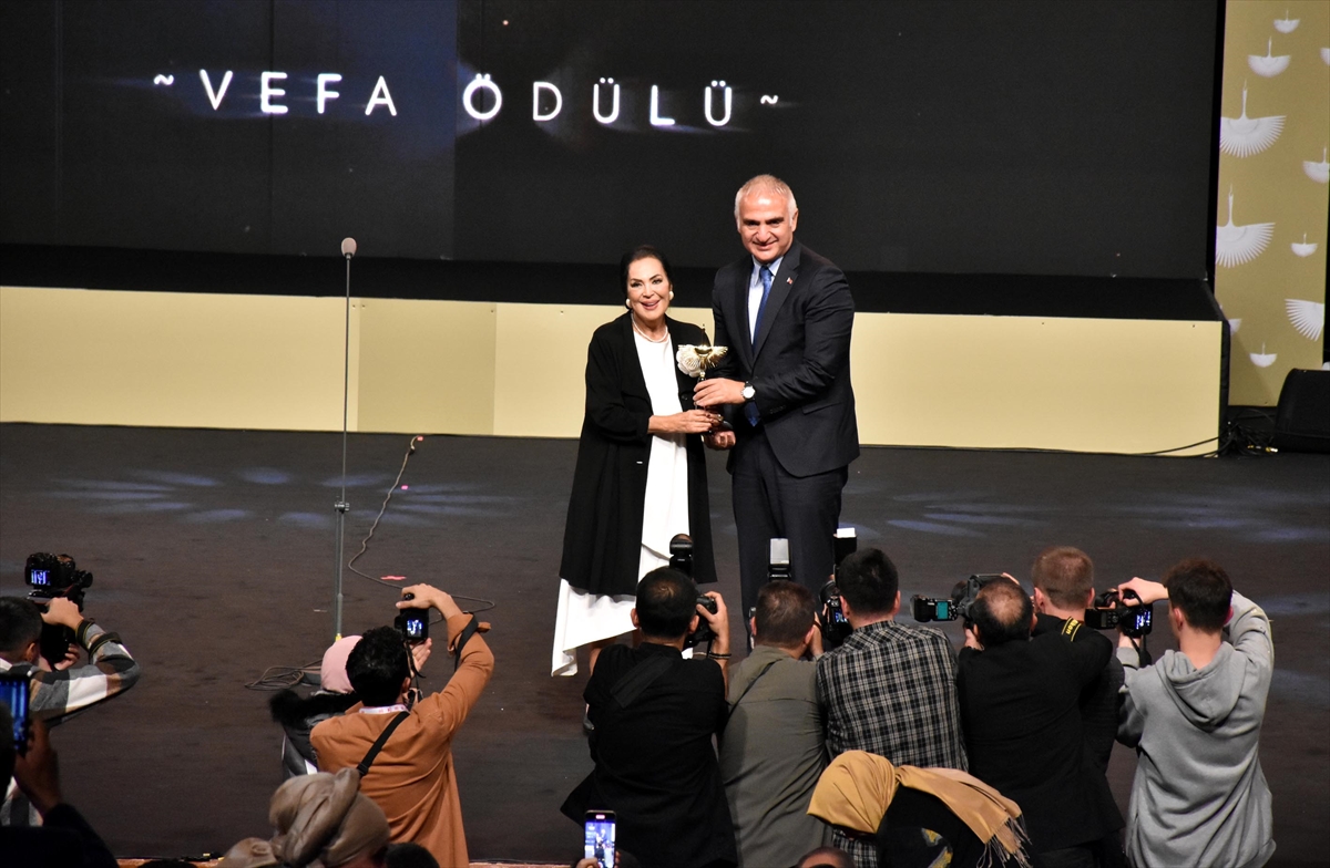 Türk sinemasının Sultan'ı Türkan Şoray'a Vefa Ödülü: Dakikalarca ayakta alkışlandı