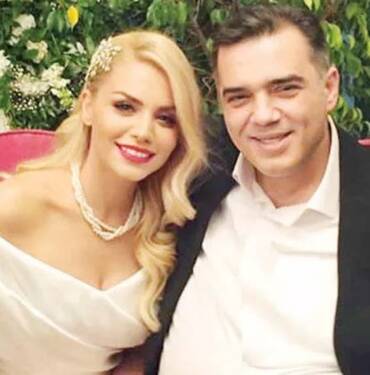 ‘Hep seninle evleneceğiz’ derdi! Yeşilçam’ın ‘Sezercik’i Sezer İnanoğlu, 4’üncü kez evlendi 4 ‘Hep-seninle-evleneceğiz’-derdi!-Yeşilçam’ın-‘Sezercik’i-Sezer-İnanoğlu,-4’üncü-kez-evlendi