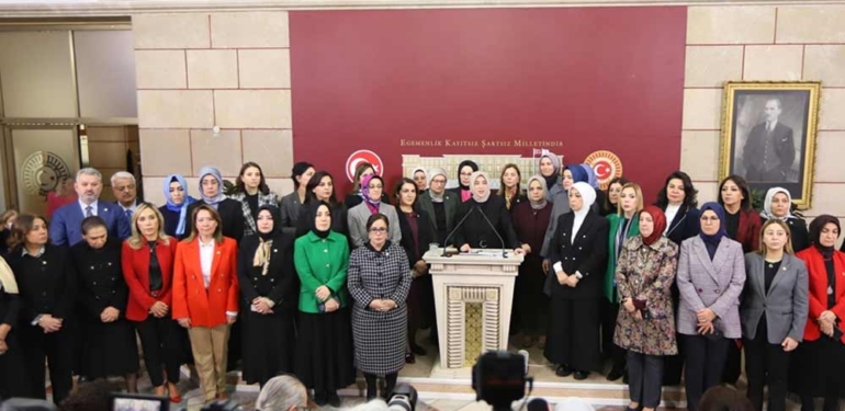 AKP'nin başörtüsü düzenlemesini de içeren anayasa teklifi 336 vekilin imzasıyla Meclis'te 1 AKP'nin-başörtüsü-düzenlemesini-de-içeren-anayasa-teklifi-336-vekilin-imzasıyla-Meclis'te-