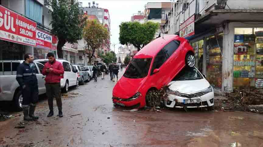 Antalya’da sel felaketi! Kumluca ve Finike sular altında kaldı, okullar tatil edildi